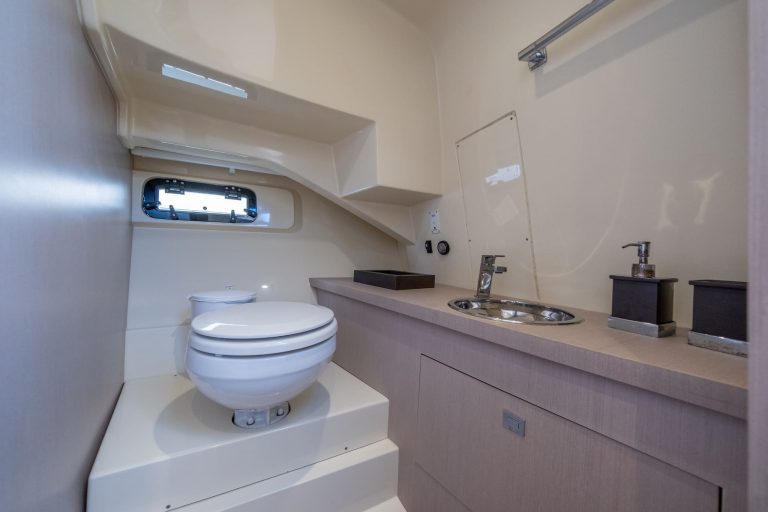 Bathroom of Invictus 280 Gt Delph - Motorboat in Ibiza