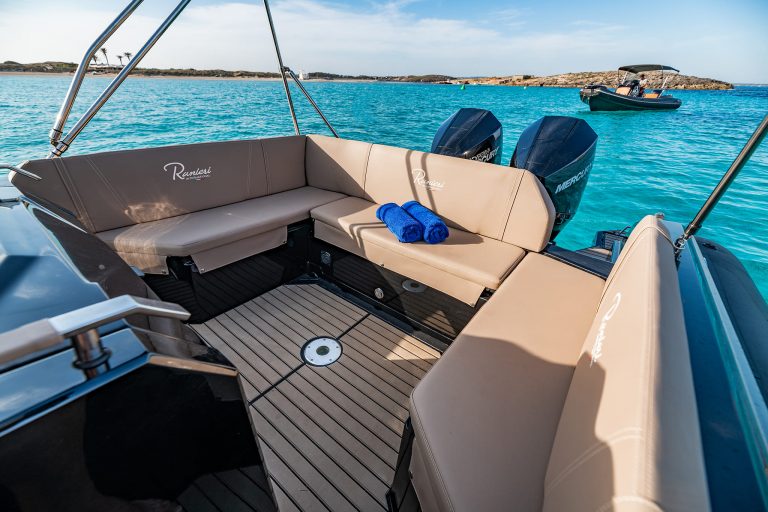 Cockpit of Ranieri 27 Cayman Eo2 - Inflatable boat in Ibiza