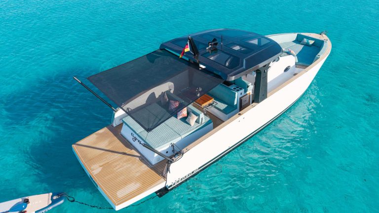 Stern of Tesoro 40 Tigresa - Yacht in Ibiza