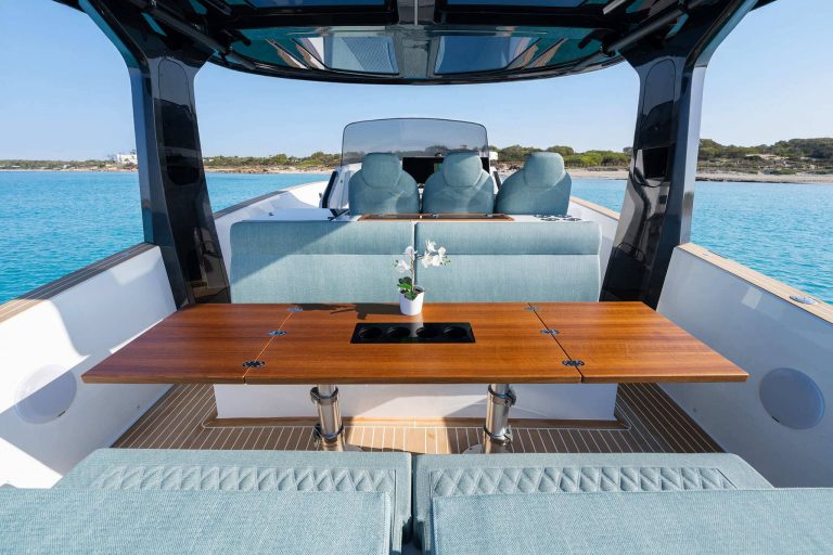 Stern table of Tesoro 40 Tigresa - Yacht in Ibiza