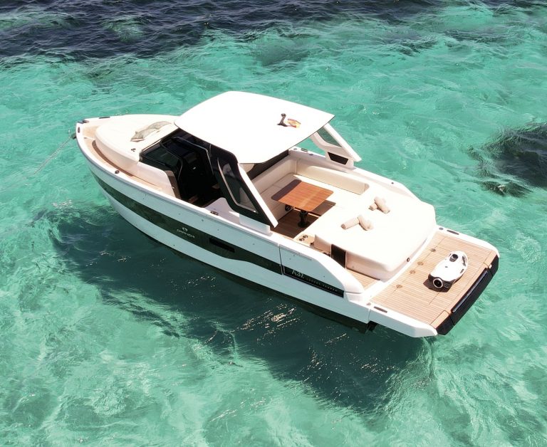 Port view of Cranchi A32 Danton - Yacht in Ibiza