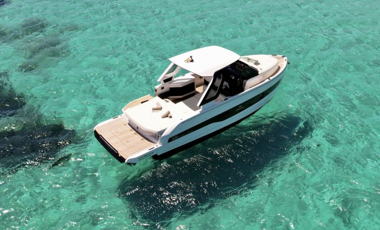 Starboard view of Cranchi A32 Danton - Yacht in Ibiza