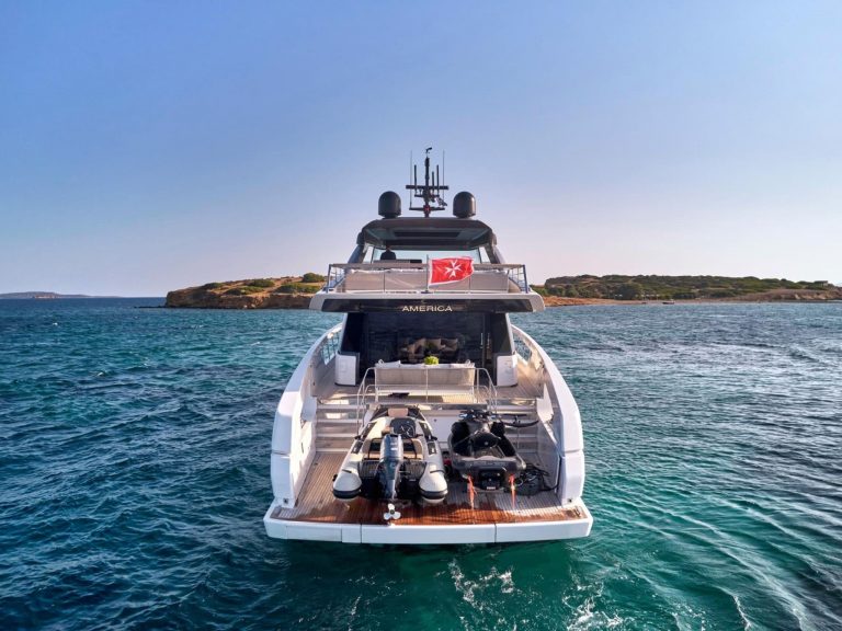 Stern of Sanlorenzo SX76 Fuquet duet - Yacht in Ibiza